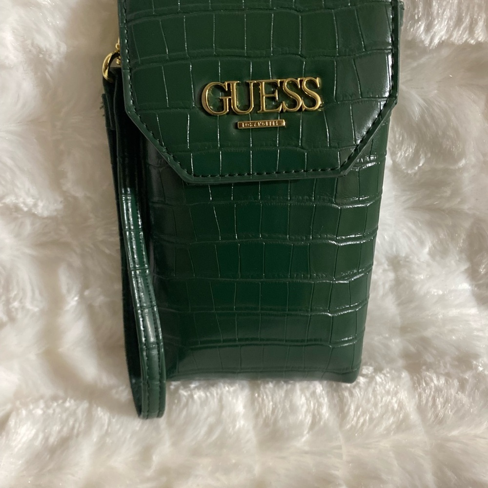 Beautiful Green Guess Wristlet/Phone & Credit Card Case without chain